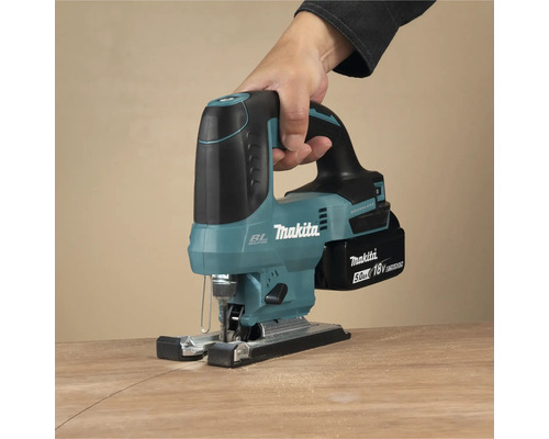 Scie sauteuse sans fil Makita en utilisation sur du bois