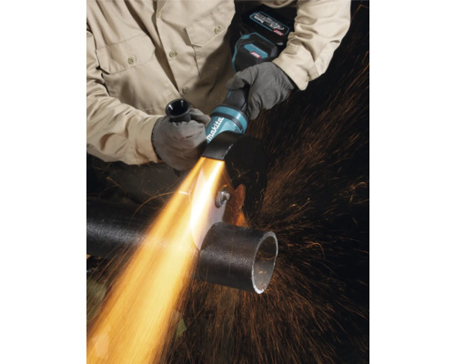 Eine Person verwendet einen Makita Akku-Winkelschleifer zum Schneiden eines Metallrohrs, wobei Funken fliegen.