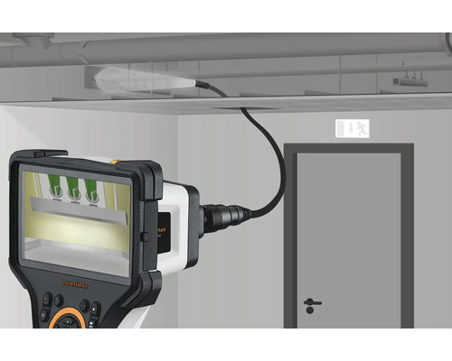 Endoskop mit Kabel, das in einer Deckenöffnung steckt und auf dem Display eine Rohrleitung anzeigt