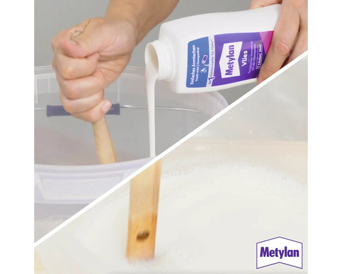 Mélange de colle à voile Metylan dans un seau avec un bâton en bois.