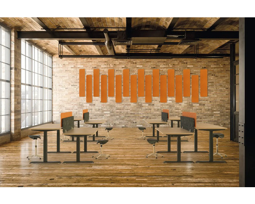 Bureau avec bureaux, chaises ergonomiques et panneaux d''insonorisation