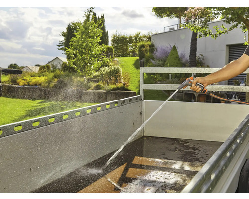 Reinigung eines Anhängers mit einem Gartenschlauch und einer Spritzpistole