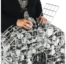 Remplissage d''un panier de gabions avec des pierres