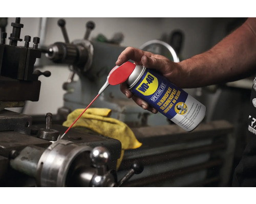 Anwendung von WD-40 Spezialist Silikonspray zur Schmierung einer Maschine