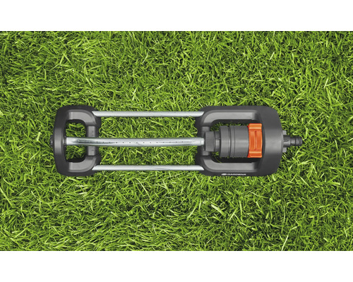 Arroseur oscillant Gardena sur pelouse