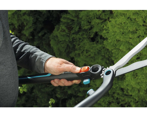 Sécateur à arbustes Gardena en cours d''utilisation pour la taille de jardin
