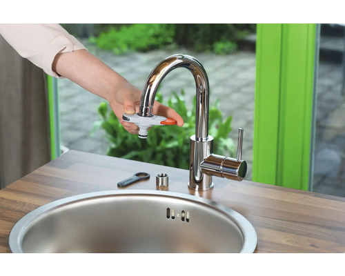 Wasserhahn mit Anschlussstück für Gartenschlauch an Spüle montiert