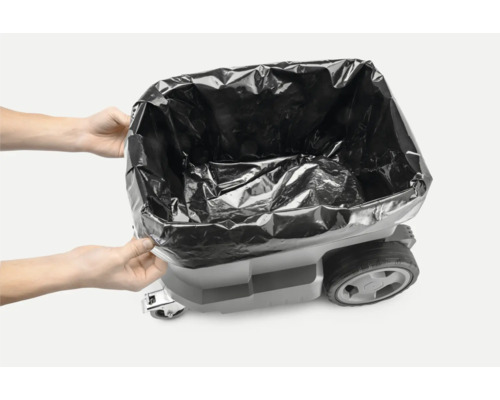 Personne fixant un sac poubelle sur une balayeuse de feuilles avec roues