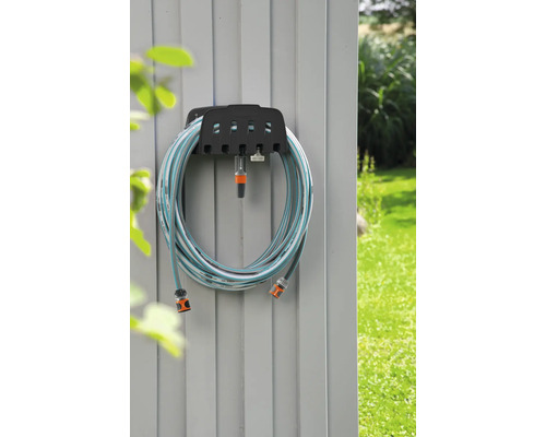 Gartenschlauch auf Schlauchhalter an einer Wand