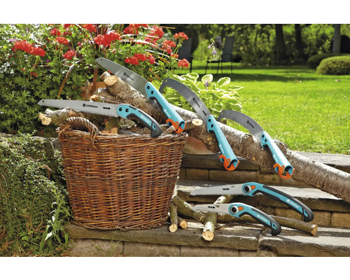 Différentes scies à main Gardena avec du bois dans un panier
