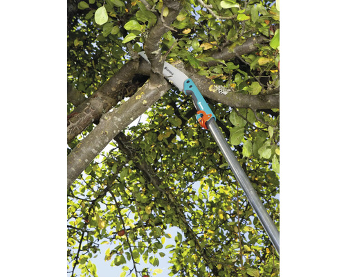 Scie à branches Gardena en utilisation sur une branche d''arbre