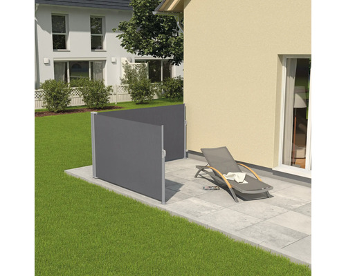 Store latéral extensible sur une terrasse avec chaise longue comme brise-vue et brise-vent