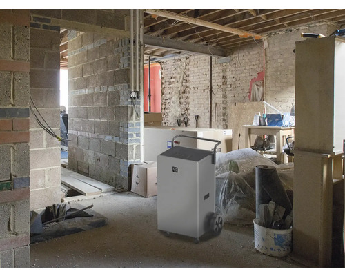 Bautrockner in einem Rohbau mit Ziegelwänden und unfertigen Durchgängen.