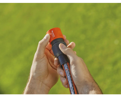 Gartenschlauch-Anschluss in Händen