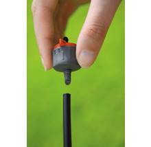 Système d''irrigation goutte à goutte avec main sur fond vert