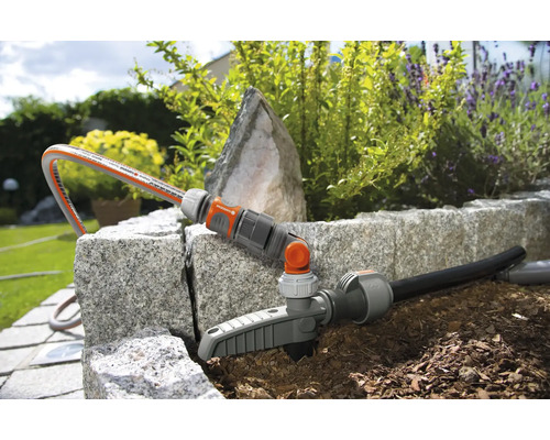 Gardena Micro-Drip-System Regner in einem Gartenbeet für die Bewässerung von Pflanzen