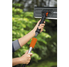 Fensterwischer mit Teleskopstiel wird zusammengesteckt.