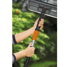 Person hält Fensterwischer mit Teleskopstiel von Gardena.