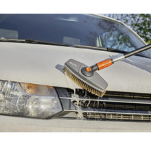 Eine Autowaschbürste mit Teleskopstiel reinigt ein Auto.