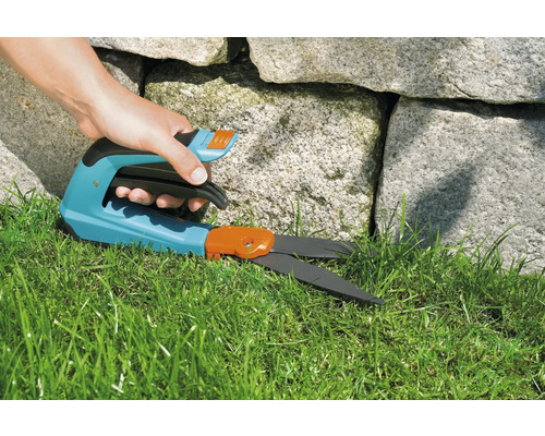 Cisailles à gazon Gardena en cours d''utilisation pour couper les bordures de pelouse