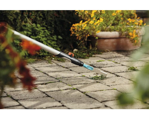 Nettoyeur de joints en cours d''utilisation sur des pavés