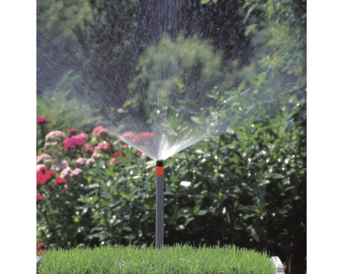 Gartensprenger bewässert Rasenfläche im Garten