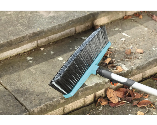 Balai pour nettoyer les escaliers extérieurs avec des feuilles
