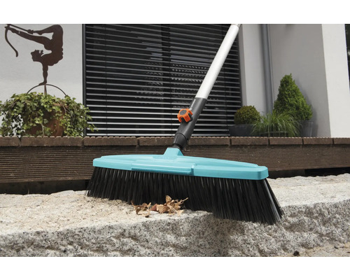 Balai de jardin avec manche pour nettoyer les espaces extérieurs