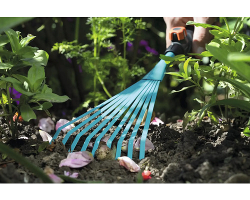 Rateau de jardin pour nettoyer le sol