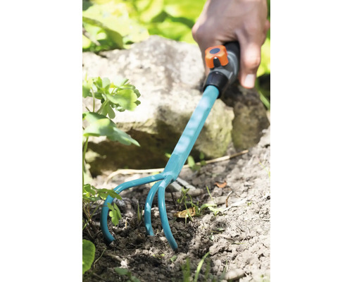 Griffe de jardin utilisée pour travailler le sol