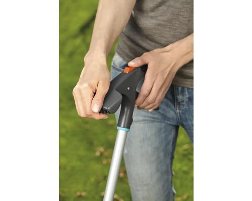 Bedienung einer Greifzange im Garten