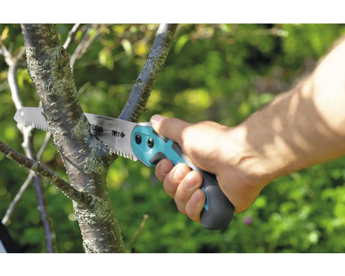 Une scie à branches en cours d''utilisation sur un arbre.