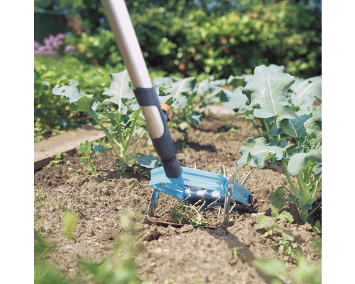 Outil de jardin pour le travail du sol dans le parterre