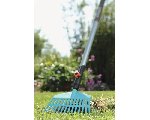Râteau de jardin en plastique avec manche pour ramasser les feuilles mortes