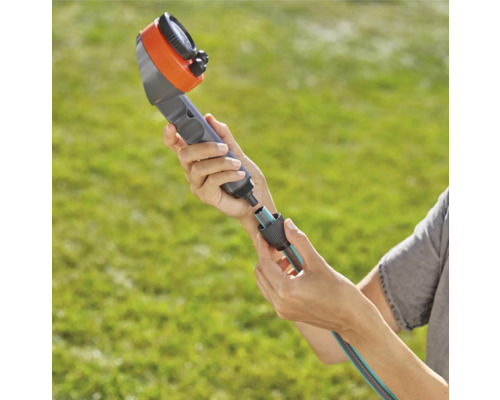 Tuyau d''arrosage raccordé à une lance multifonction