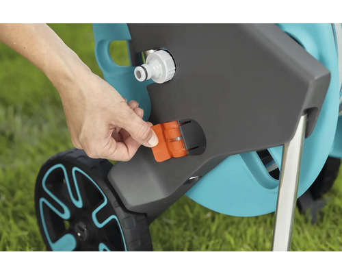 Detailansicht eines Gartenschlauchtrolleys mit Wasseranschluss und Feststellmechanismus
