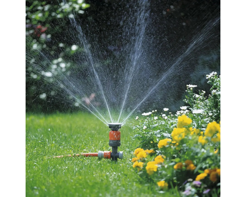 Gartensprenger im Einsatz auf einer Rasenfläche