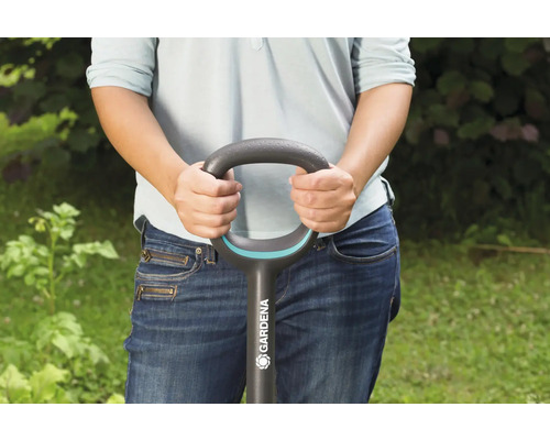 Personne tenant un outil de jardin Gardena