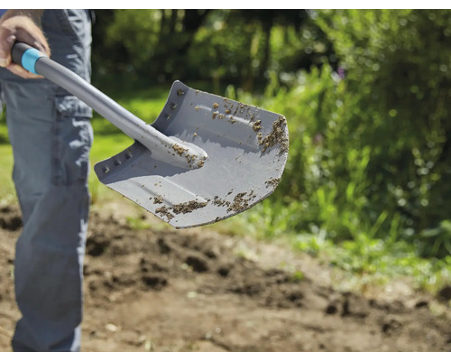 Pelle de jardin avec restes de terre