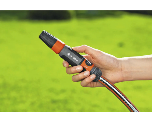 Hand hält Gardena Gartenschlauch Spritze