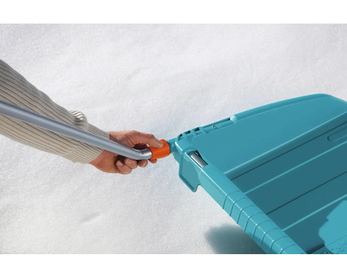 Pelle à neige avec la main sur la poignée dans la neige