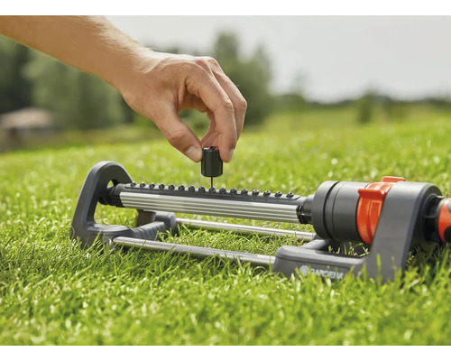 Ein Gartenregner wird auf einer Rasenfläche eingestellt.