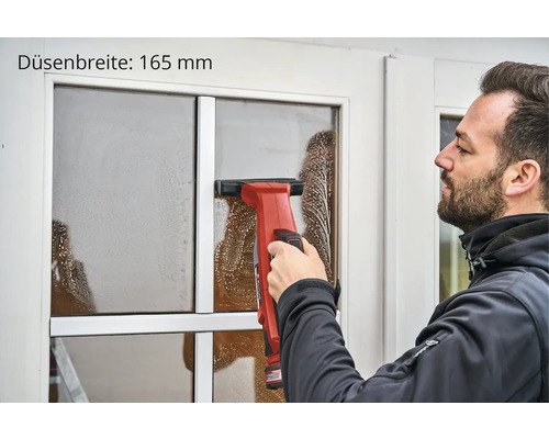 Mann reinigt Fenster mit einem Akku-Fenstersauger