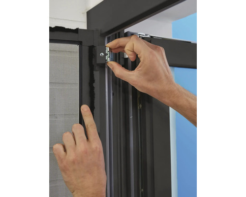 Montage eines Insektenschutzgitters am Fensterrahmen