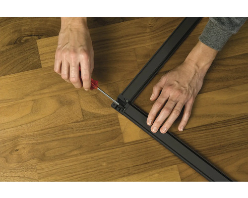 Montage d''un cadre de protection contre les insectes avec un tournevis