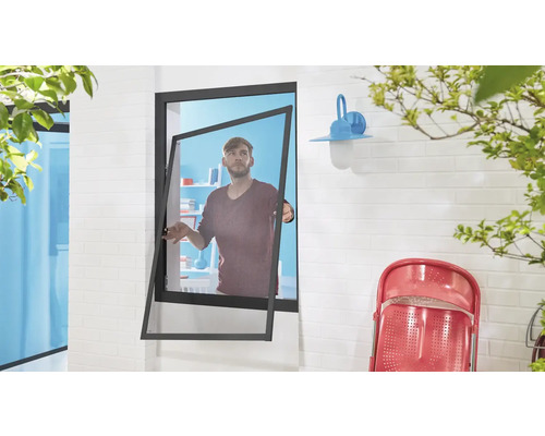 Fenêtre ouverte avec moustiquaire montrant un homme à l''intérieur