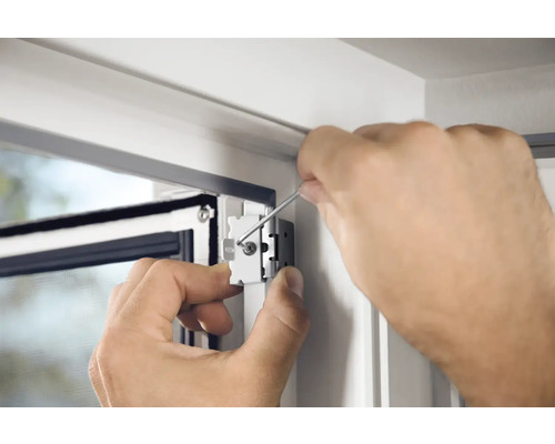 Montage d''une moustiquaire de fenêtre avec un tournevis