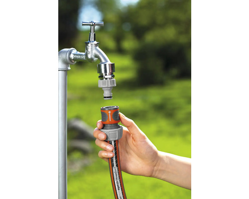 Gartenschlauch wird an einen Wasserhahn angeschlossen