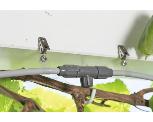 Bewässerungssystem mit T-Stückverbinder und Halteklammern