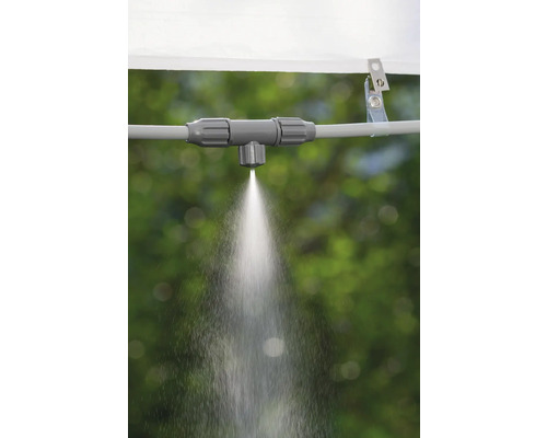 Bewässerungssystem mit T-Stück und Wasserstrahl in Betrieb